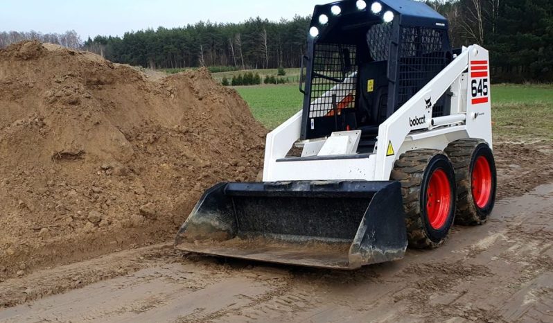 BoBcat 645 JCB Caterpillar pieno