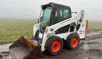 Bobcat S590 con accessori pieno