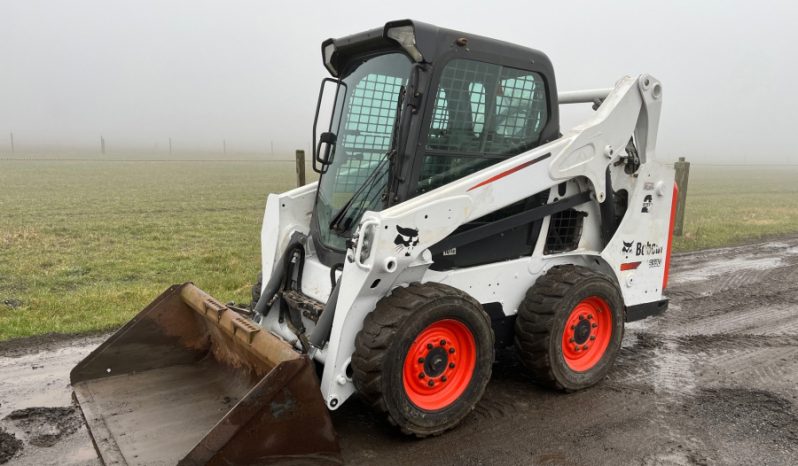 Bobcat S590 con accessori pieno