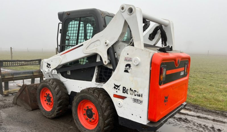 Bobcat S590 con accessori pieno