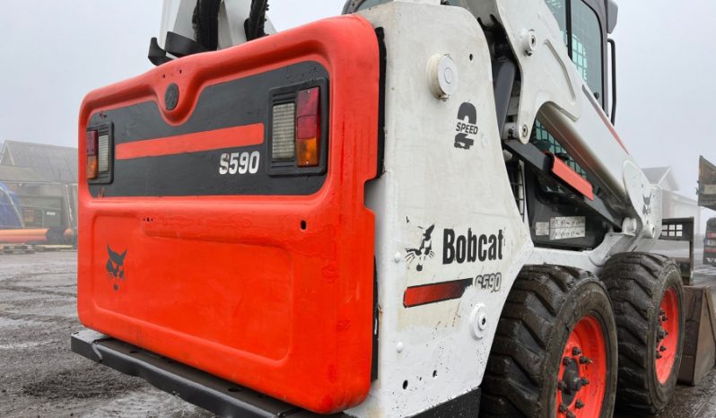 Bobcat S590 con accessori pieno